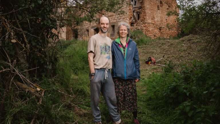 Pareja compró pueblo español por 350,000 euros y lo convirtió en ecoaldea