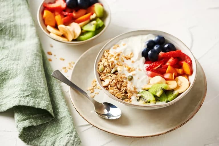 Frutas que potencian el yogurt griego para ganar músculo