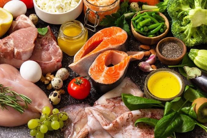 Nutricionistas advierten sobre riesgos del “maxxing”, dieta viral de proteína y fibra
