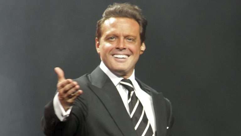 Luis Miguel sale del hospital y viaja a México a recuperarse