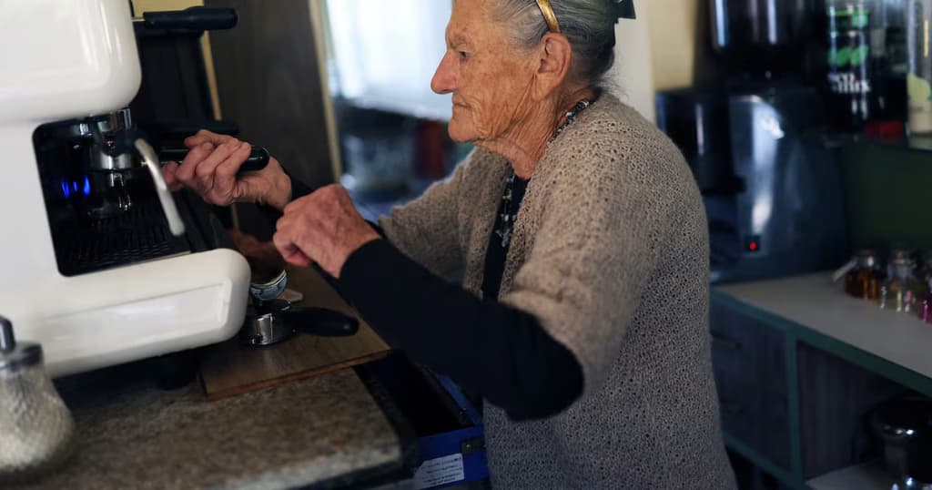 Barista italiana de 101 años sigue trabajando y vigila sin anteojos