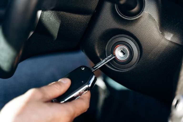 ¿Todavía calientas el carro antes de manejar? Esto recomiendan los expertos