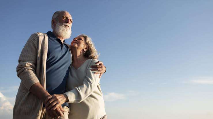 Las mujeres viven cinco años más que los hombres: ¿por qué?