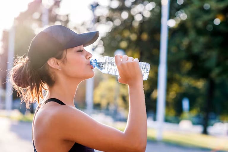 Esto le pasa a tu cuerpo cuando no tomas suficiente agua
