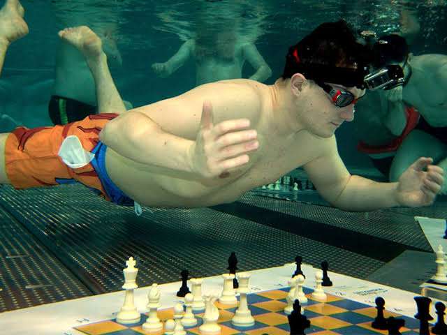 Récord Guinness: jugó ajedrez bajo el agua contra 16 rivales