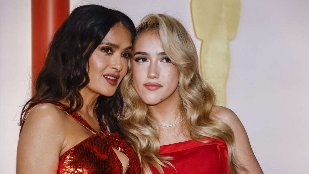Salma Hayek y su hija causan furor por su increíble parecido