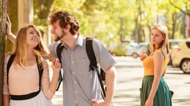 Sentirse atraída por hombres que ya tienen pareja tiene una explicación