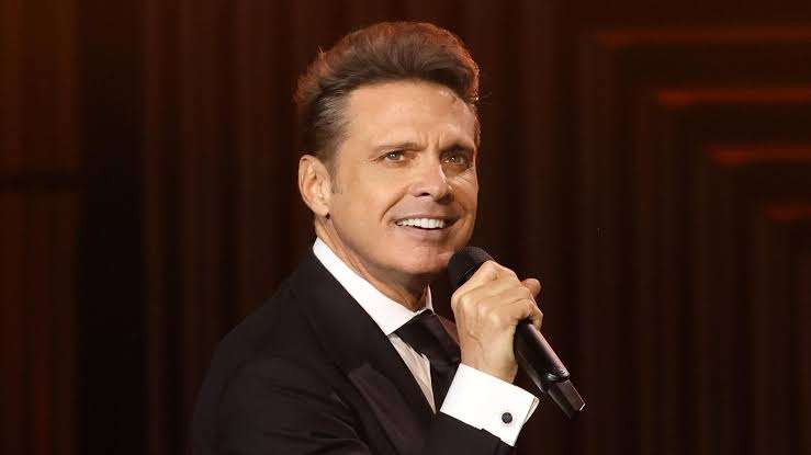 Cacharon a Luis Miguel cenando con una mujer que no era Paloma Cuevas
