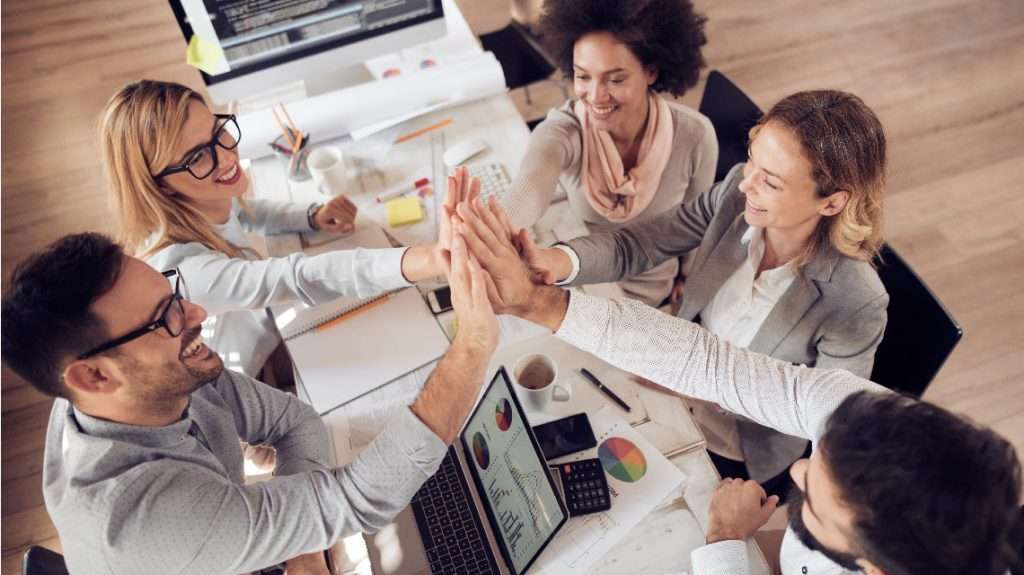¿Nos conviene hacernos amigos de los compañeros de trabajo?