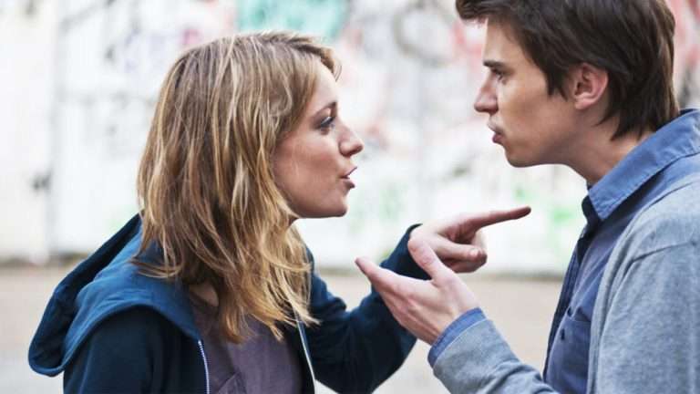Señales de manipulación emocional que se disfrazan de amor