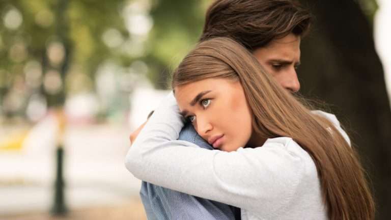 El daño psicológico que causa un amor que no se define: un amor “a medias”