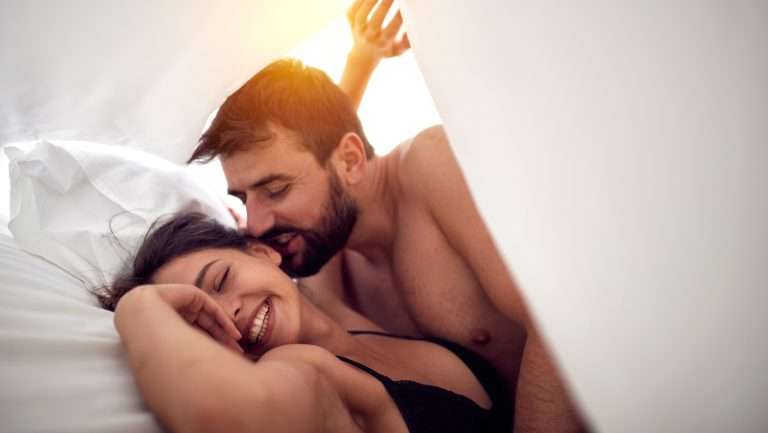 ¿A qué hora del día sienten más deseo sexual los hombres? La ciencia responde