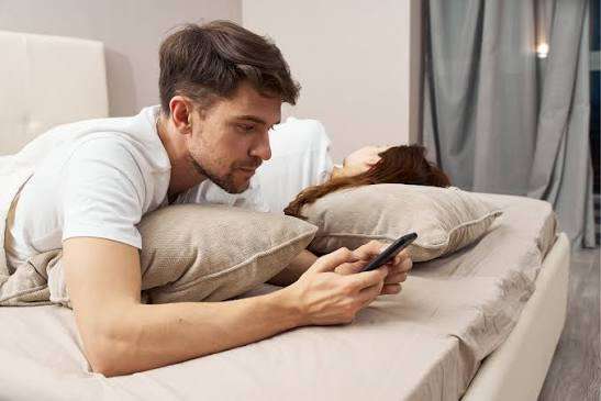 8 mentiras que delatan a un hombre cuando sale con dos mujeres a la vez