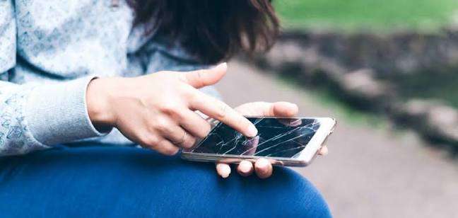 Rasgos de las personas que usan el celular con la pantalla rota, según la psicología