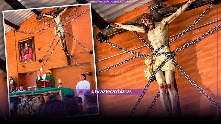 Sacerdote usa casco y encadena crucifijo tras muerte de colega en Ecuador