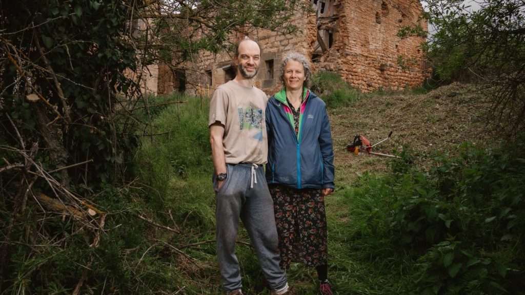 Pareja compró pueblo español por 350,000 euros y lo convirtió en ecoaldea