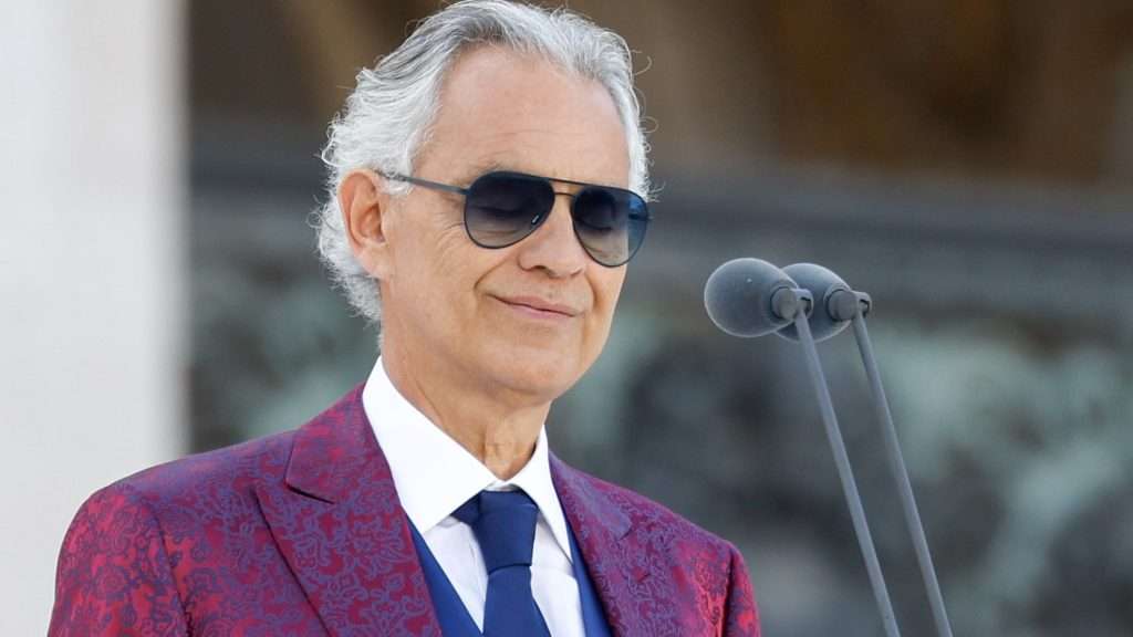 Bocelli perdió la vista a los 12 años por un golpe en partido de fútbol