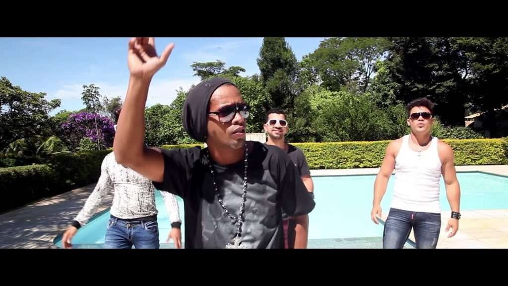 Ronaldinho debuta como cantante con álbum de 59 canciones