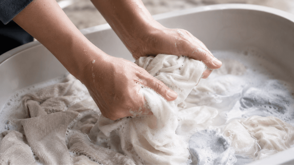Agua fría, tibia o caliente: cómo lavar ropa sin dañarla