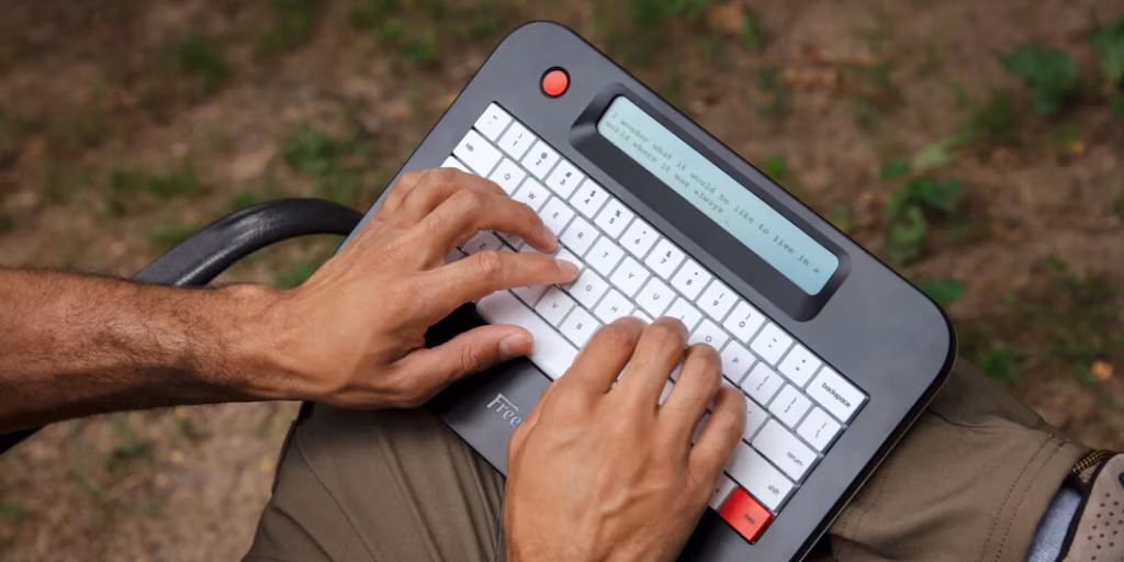 La máquina de escribir regresa, con teclado físico y sin internet
