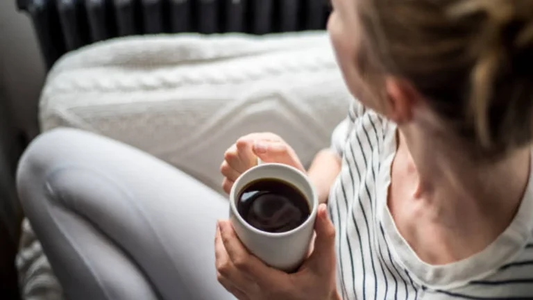 Cuántas tazas de café al día son seguras para el corazón, según la AHA