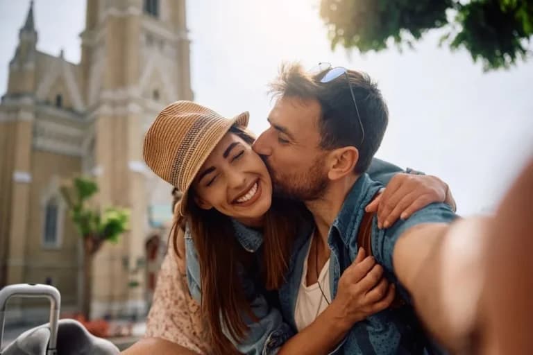 Te explicamos la teoría de los tres amores y qué enseña cada relación