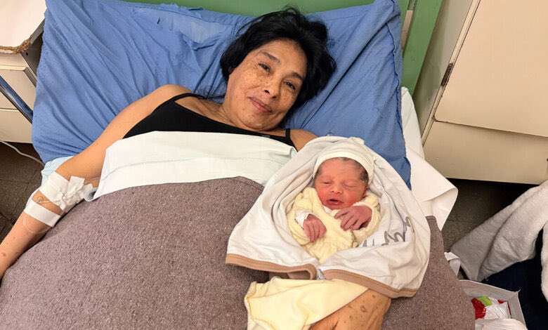 A los 62 años se convierte en madre por primera vez