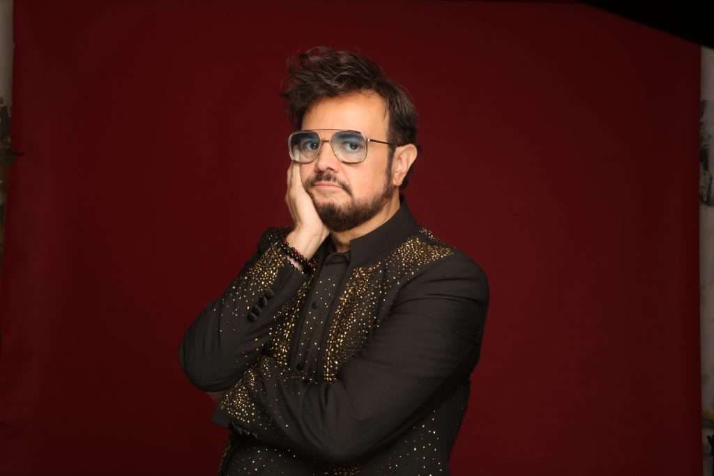 Aleks Syntek publica foto sin peluquín, se arrepiente y la borra: pero ¡la tenemos!