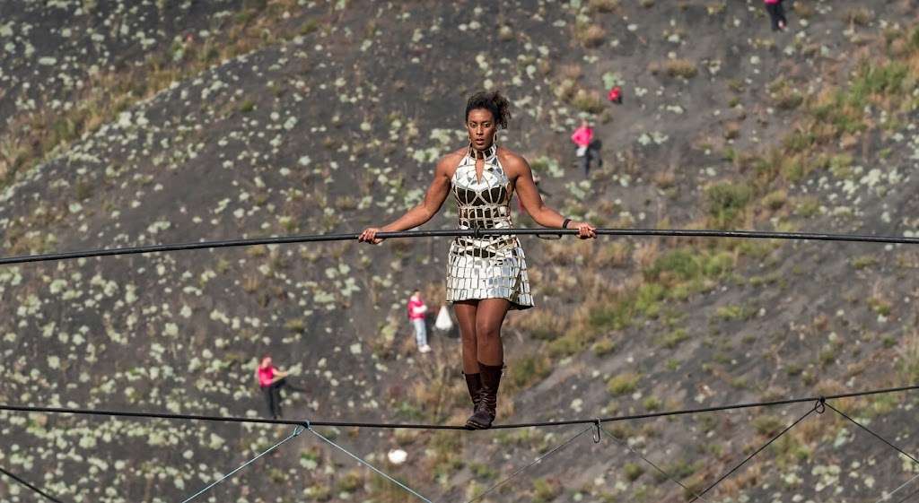 Video: Equilibrista camina sobre cable sin red ni protección