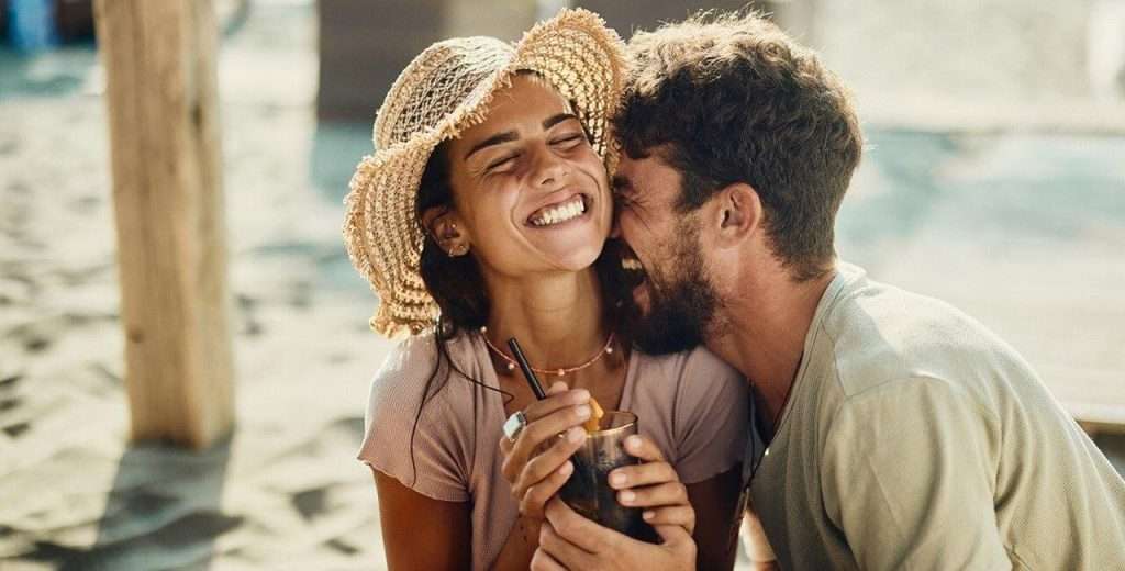 Psicólogos explican por qué sientes atracción por alguien que se parece a tus padres