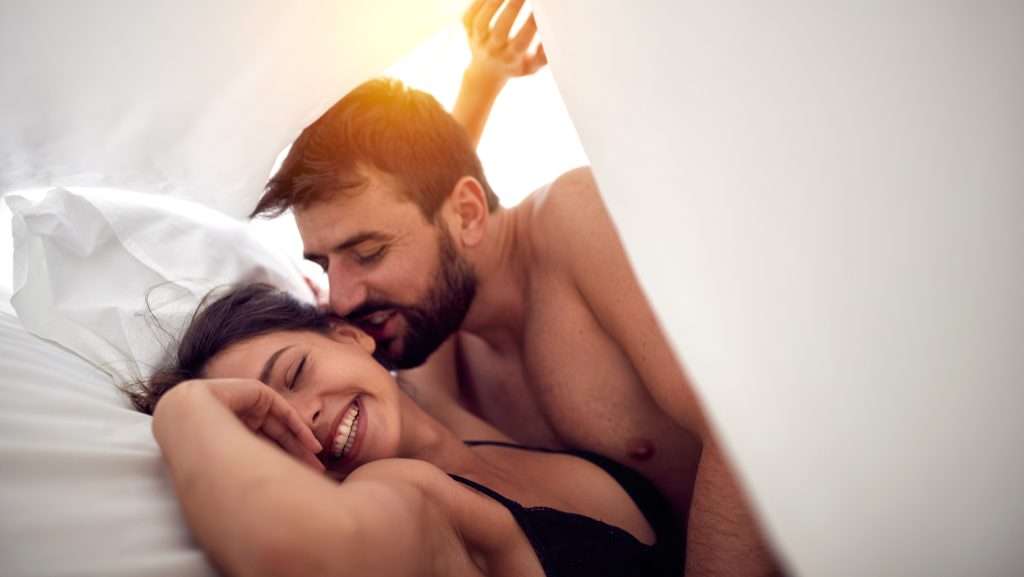 ¿A qué hora del día sienten más deseo sexual los hombres? La ciencia responde