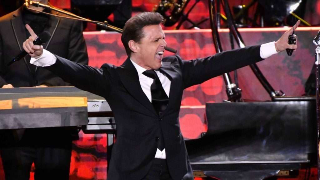 Luis Miguel aparece en un estudio de grabación avivando rumores de nuevo disco
