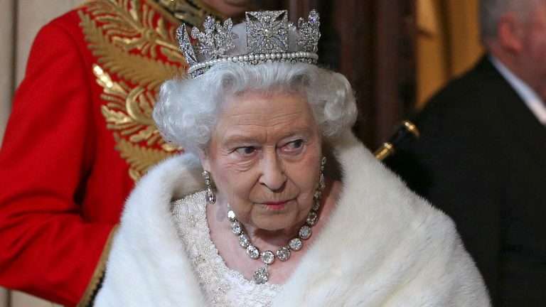 Vida privada de la reina Isabel II saldrá a la luz de la mano de su estilista y amenaza con nuevo escándalo